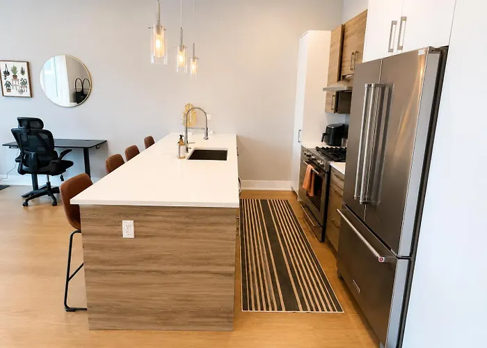 Rooftop Reverie Prime Location - Modern-sleeps 6 Apartment