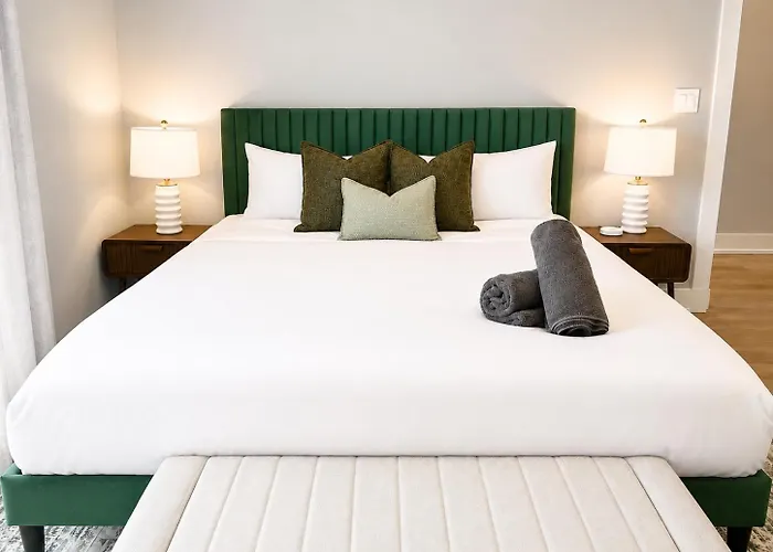 Apartment Rooftop Reverie Prime Location - Modern-sleeps 6 Chicago