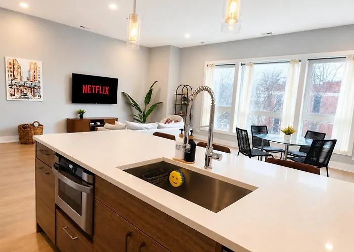 Rooftop Reverie Prime Location - Modern-sleeps 6 *