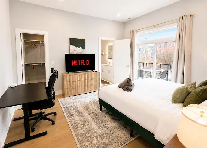 Rooftop Reverie Prime Location - Modern-sleeps 6 Apartment