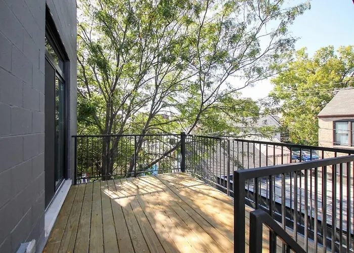 Rooftop Reverie Prime Location - Modern-sleeps 6 Apartment *