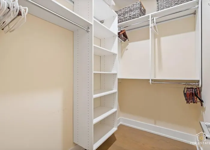 Rooftop Reverie Prime Location - Modern-sleeps 6 Apartment Chicago