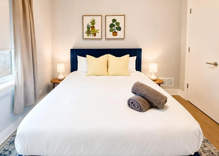 Rooftop Reverie Prime Location - Modern-sleeps 6 Apartment *