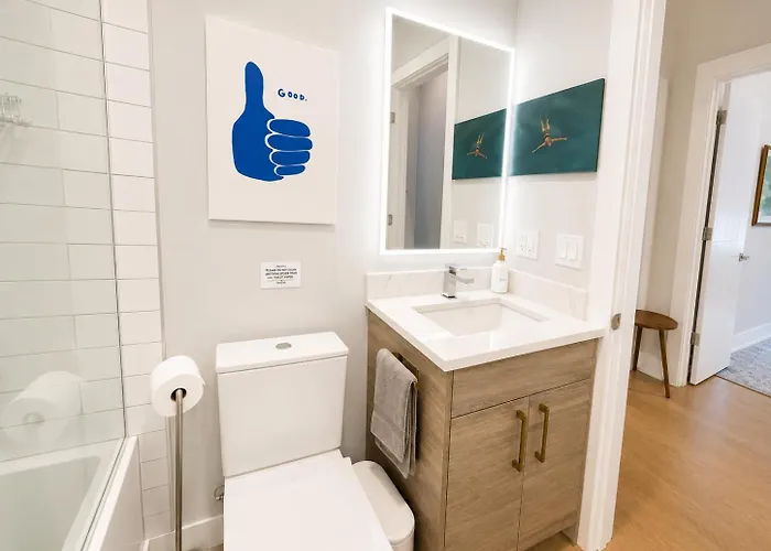 Rooftop Reverie Prime Location - Modern-sleeps 6 Chicago