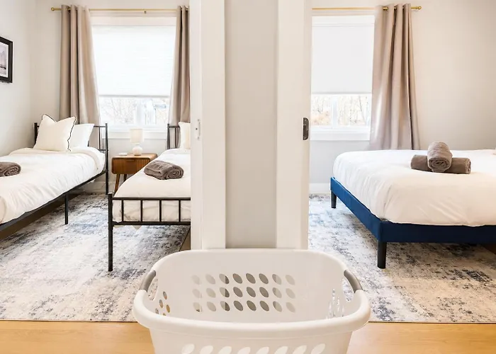 Rooftop Reverie Prime Location - Modern-sleeps 6 Chicago