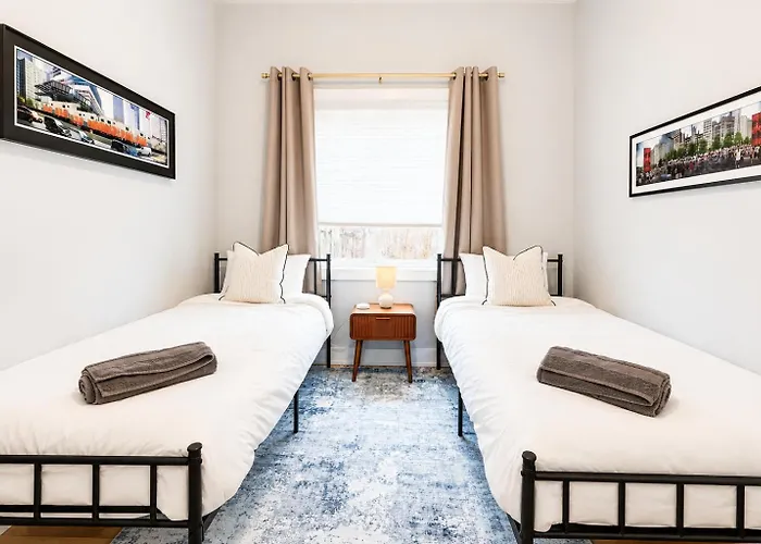 Rooftop Reverie Prime Location - Modern-sleeps 6 Chicago