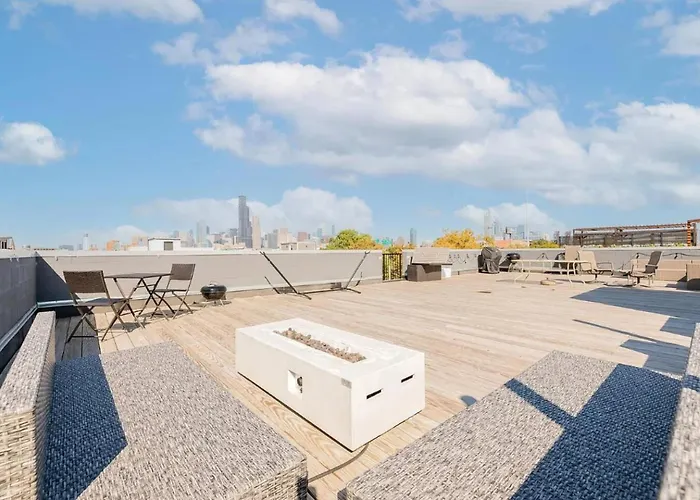 Rooftop Reverie Prime Location - Modern-sleeps 6 Chicago